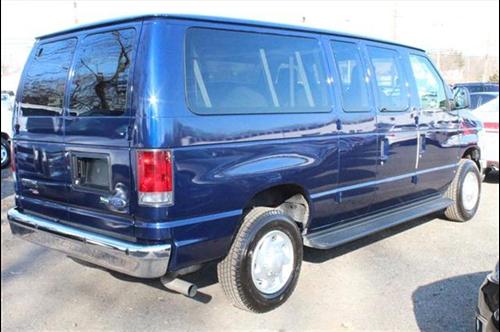 Ford Econoline Wagon 2011 photo 2