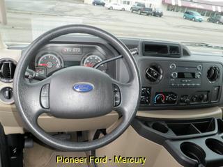 Ford Econoline Wagon 2011 photo 2