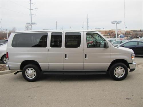 Ford Econoline Wagon 2011 photo 4