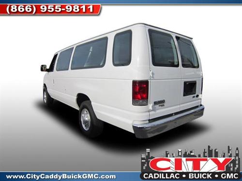 Ford Econoline Wagon 2011 photo 2