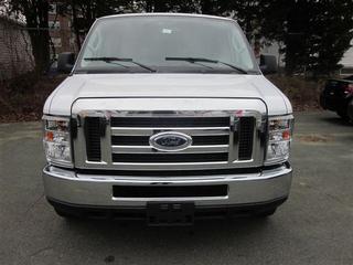 Ford Econoline Wagon 2011 photo 2