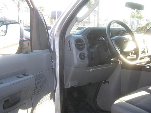 Ford Econoline Wagon 2011 photo 2