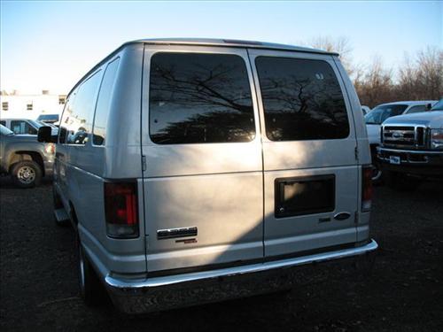 Ford Econoline Wagon 2011 photo 2
