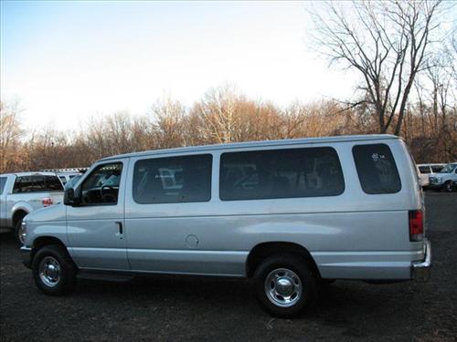 Ford Econoline Wagon 2011 photo 3