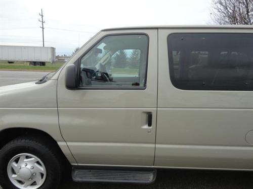 Ford Econoline Wagon 2011 photo 2