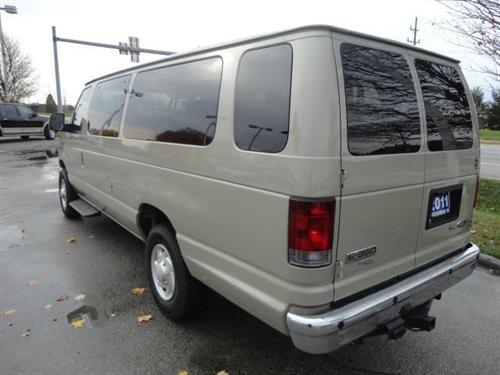 Ford Econoline Wagon 2011 photo 3