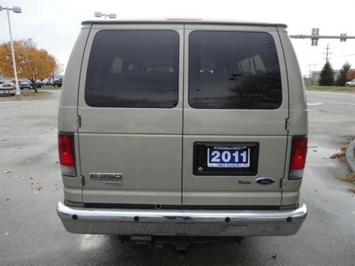 Ford Econoline Wagon 2011 photo 4