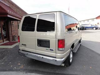 Ford Econoline Wagon 2011 photo 2