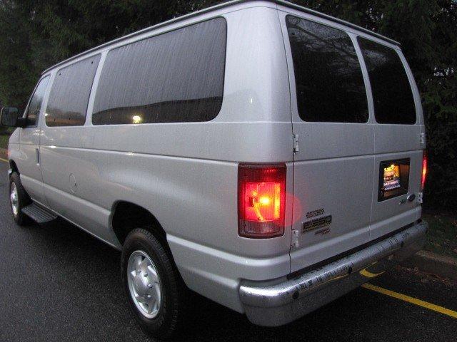Ford Econoline Wagon 2011 photo 2