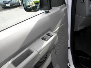 Ford Econoline Wagon 2011 photo 2