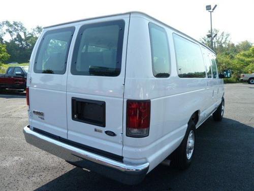 Ford Econoline Wagon 2011 photo 1