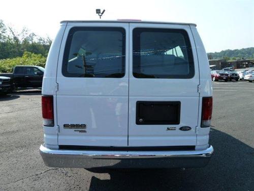 Ford Econoline Wagon 2011 photo 2