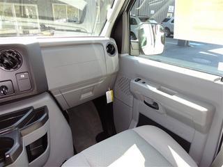 Ford Econoline Wagon 2011 photo 2