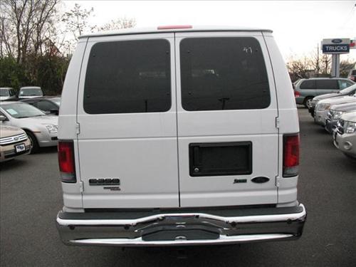 Ford Econoline Wagon 2011 photo 2