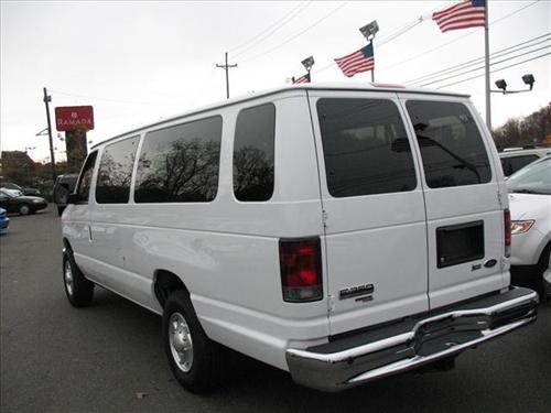 Ford Econoline Wagon 2011 photo 3