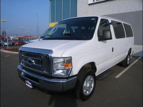 Ford Econoline Wagon 2011 photo 2