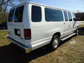 Ford Econoline Wagon 2011 photo 2