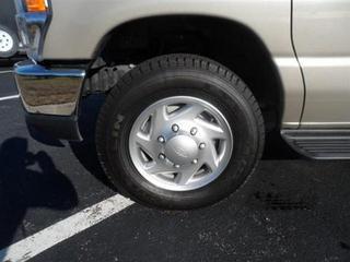 Ford Econoline Wagon 2011 photo 2