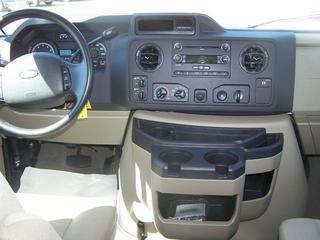 Ford Econoline Wagon 2011 photo 2