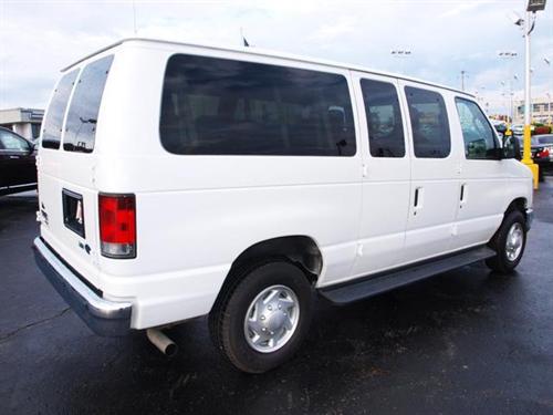Ford Econoline Wagon 2011 photo 2