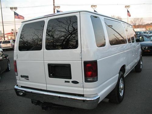 Ford Econoline Wagon 2011 photo 2