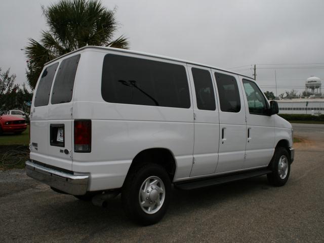 Ford Econoline Wagon 2011 photo 1