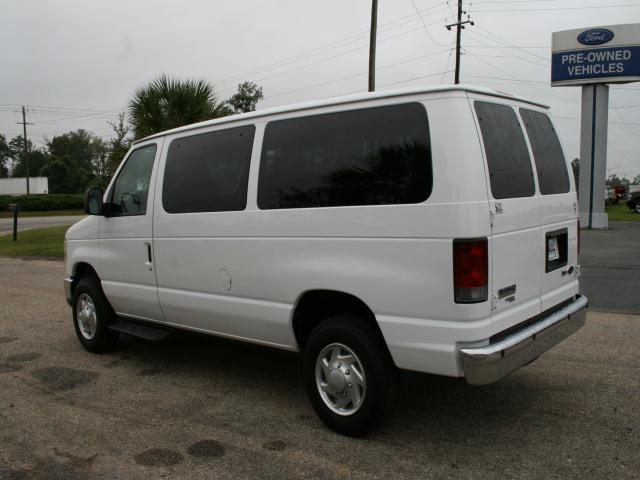Ford Econoline Wagon 2011 photo 2