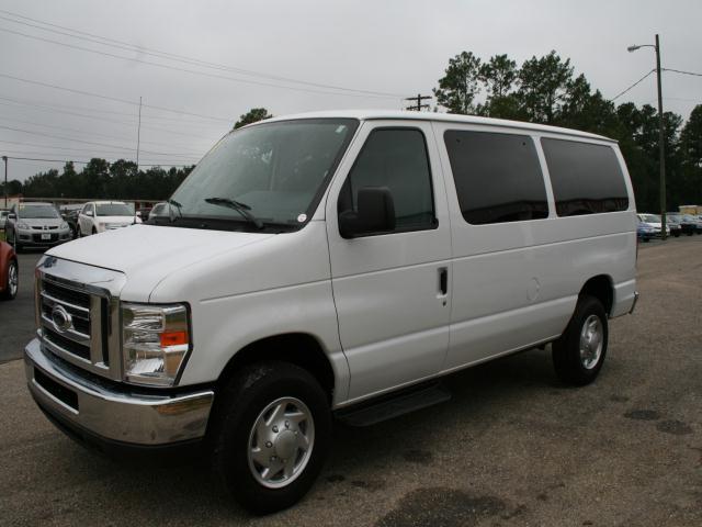 Ford Econoline Wagon 2011 photo 3