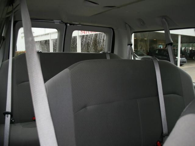 Ford Econoline Wagon 2011 photo 4