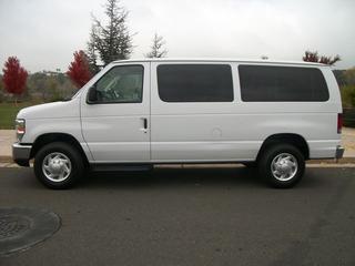 Ford Econoline Wagon 2011 photo 2