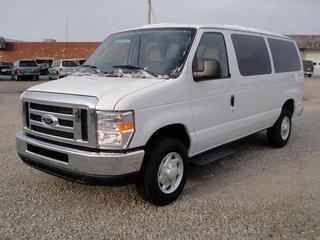 Ford Econoline Wagon 2011 photo 2