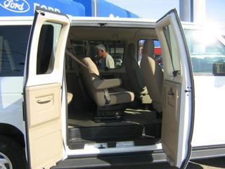 Ford Econoline Wagon 2011 photo 2