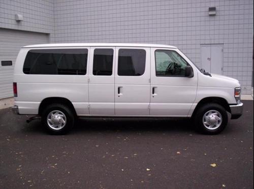 Ford Econoline Wagon 2011 photo 2