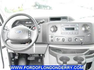 Ford Econoline Wagon 2011 photo 2