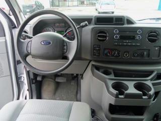 Ford Econoline Wagon 2011 photo 2