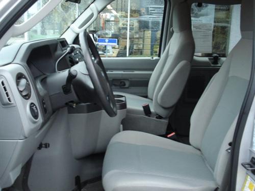 Ford Econoline Wagon 2011 photo 2