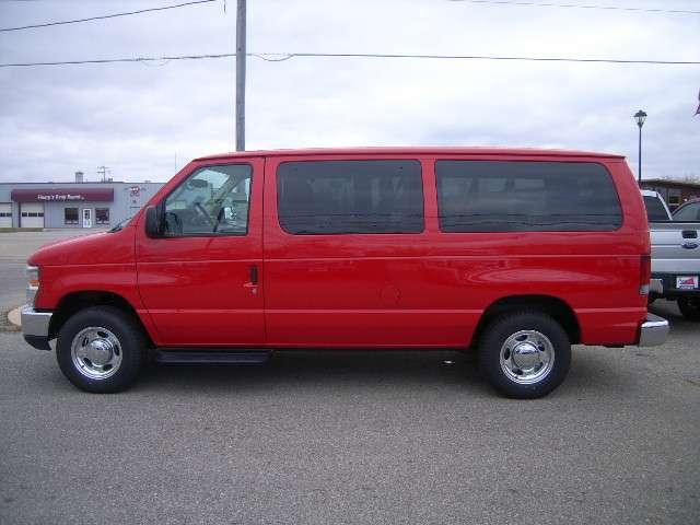 Ford Econoline Wagon 2011 photo 2