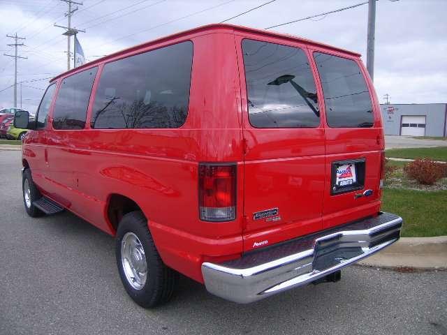 Ford Econoline Wagon 2011 photo 3