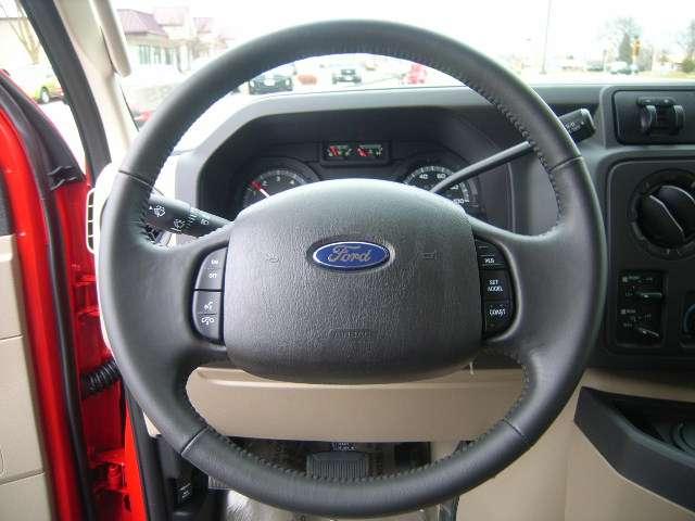 Ford Econoline Wagon 2011 photo 4