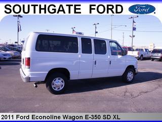 Ford Econoline Wagon 2011 photo 3