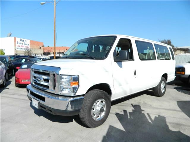 Ford Econoline Wagon 2011 photo 2