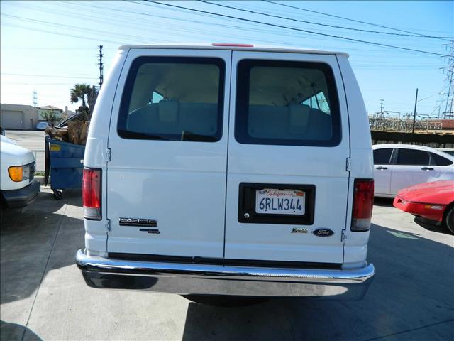 Ford Econoline Wagon 2011 photo 3
