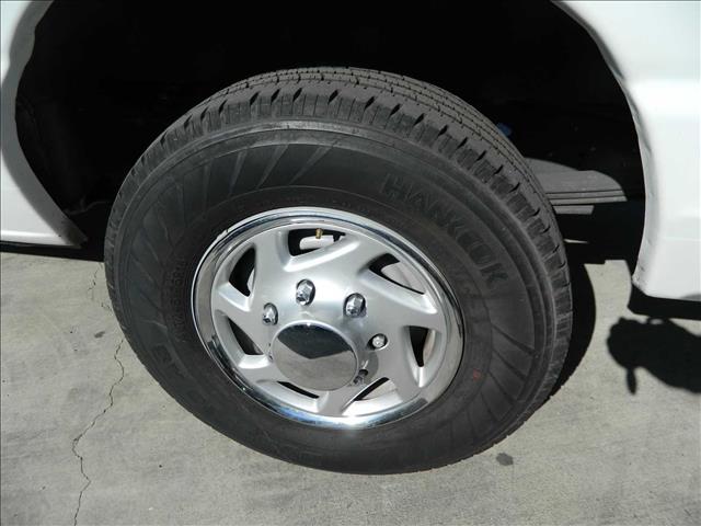 Ford Econoline Wagon 2011 photo 4