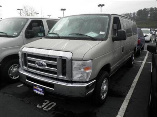 Ford Econoline Wagon 2011 photo 2