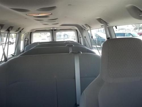 Ford Econoline Wagon 2011 photo 2