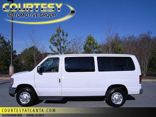 Ford Econoline Wagon 2011 photo 2