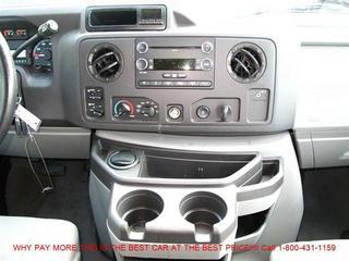 Ford Econoline Wagon 2011 photo 2