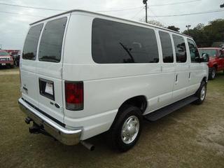 Ford Econoline Wagon 2011 photo 2