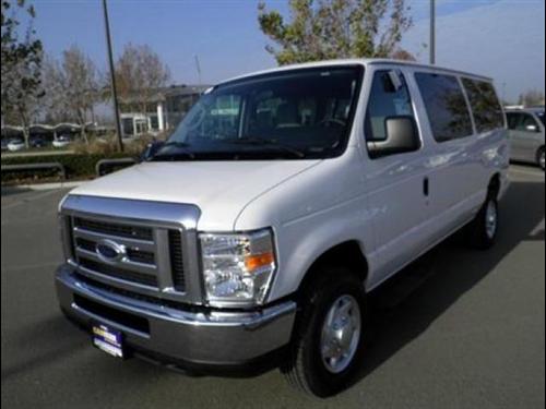 Ford Econoline Wagon 2011 photo 2