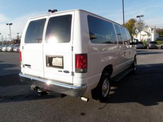 Ford Econoline Wagon 2011 photo 2
